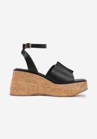 Renee - Czarne Sandały z Klamerką VICES na Koturnie Stylizowanym na Drewniany Lynnoris. Okazja: na imprezę, na co dzień. Zapięcie: pasek. Kolor: czarny. Sezon: lato. Obcas: na koturnie. Styl: boho, casual #6
