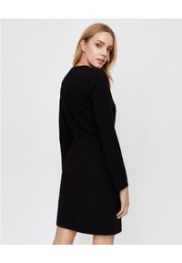 VALENTINO - Czarna sukienka mini z rozporkiem. Okazja: na spotkanie biznesowe. Kolor: czarny. Materiał: wełna. Długość rękawa: długi rękaw. Typ sukienki: dopasowane. Styl: biznesowy, klasyczny. Długość: mini #5
