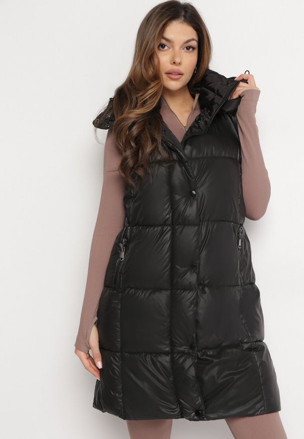 Born2be - Czarna Kamizelka o Długim Pikowanym Fasonie z Odpinanym Kapturem Glonte. Okazja: na co dzień. Kolor: czarny. Materiał: tkanina, materiał. Długość: długie. Styl: casual, klasyczny