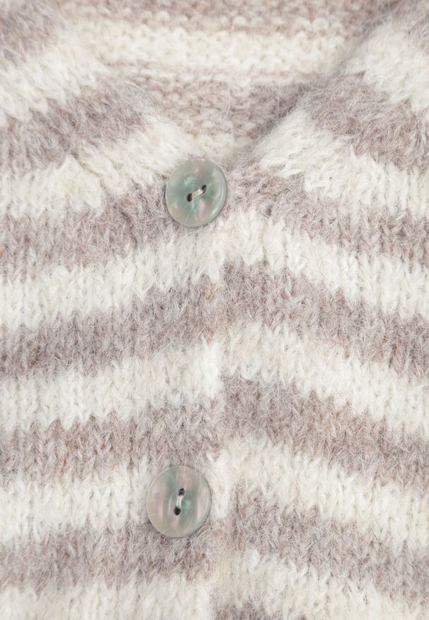 Born2be - Beżowy Kardigan z Wełną w Paski o Nietoperzowym Fasonie Fesmera. Okazja: na co dzień. Typ kołnierza: dekolt w serek. Kolor: beżowy. Materiał: wełna. Wzór: paski. Styl: casual