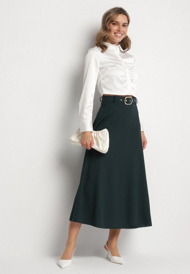 Born2be - Ciemnozielona Rozkloszowana Spódnica z Wysokim Stanem Ozdobiona Paskiem z Klamrą Lobira. Okazja: na co dzień. Stan: podwyższony. Kolor: zielony. Materiał: jedwab. Wzór: aplikacja. Styl: casual, elegancki