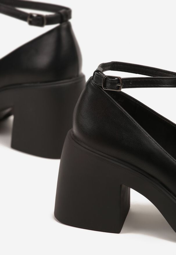 Born2be - Czarne Czółenka na Obcasie i Platformie w Eleganckim Stylu Isivia. Nosek buta: otwarty. Kolor: czarny. Materiał: lakier. Obcas: na obcasie. Styl: elegancki. Wysokość obcasa: średni