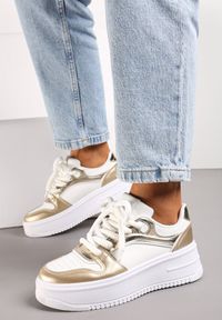 Renee - Biało-Złote Sznurowane Sneakersy na Platformie z Metalicznymi Wstawkami Arileva. Kolor: biały. Materiał: jeans. Obcas: na platformie #5