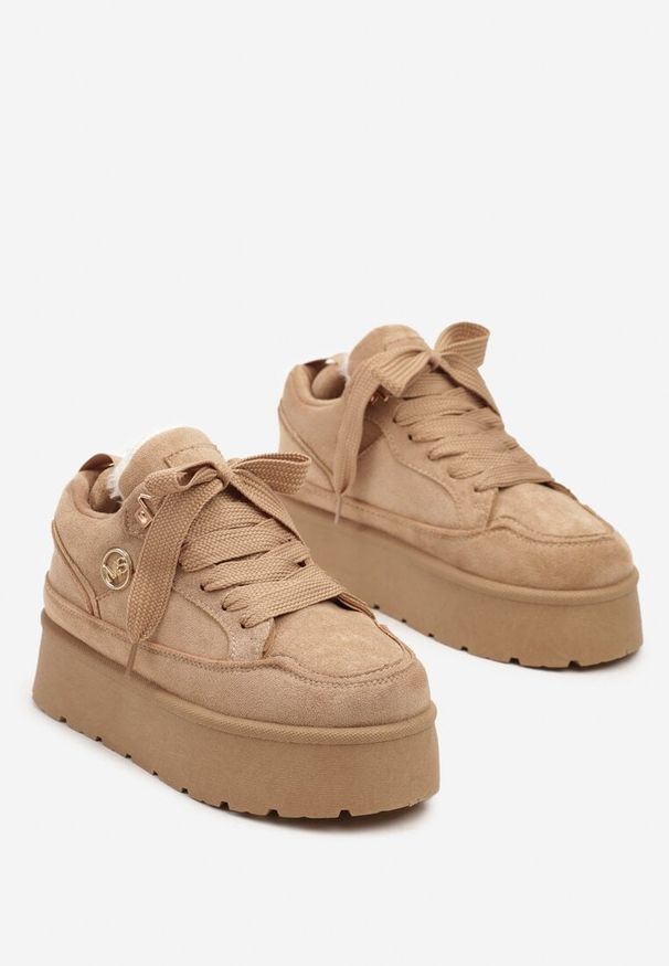 Renee - Ciemnobeżowe Sneakersy z Ekozamszu na Grubej Podeszwie Wyściełane Futerkiem Senavel. Okazja: na spacer. Zapięcie: sznurówki. Kolor: beżowy. Materiał: futro. Sezon: jesień. Sport: turystyka piesza