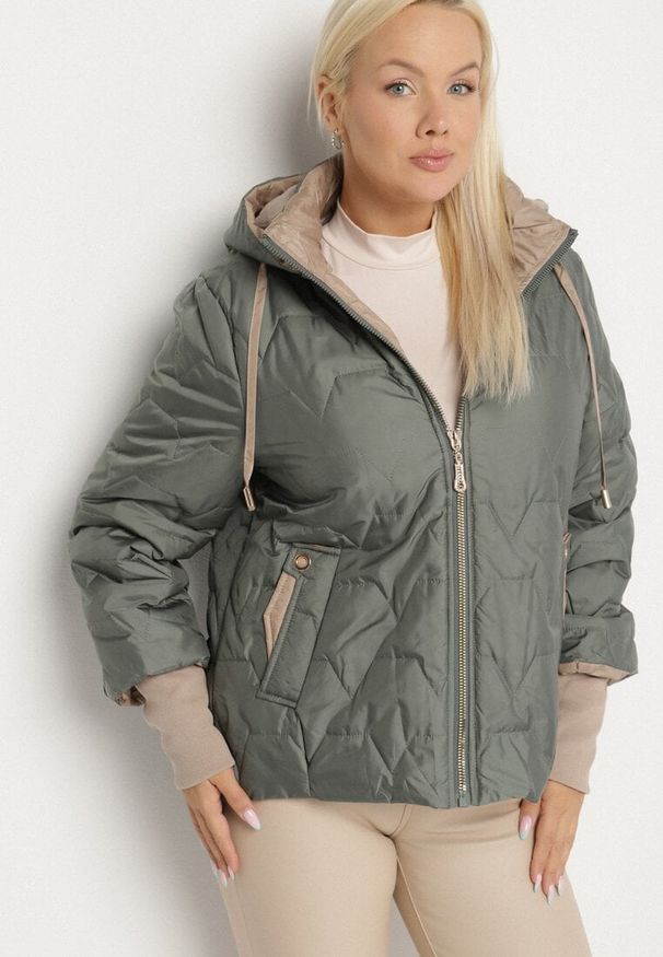 Born2be - Zielona Pikowana Kurtka z Kapturem i Przedłużonym Tyłem Tulunia. Okazja: na spacer. Typ kołnierza: kaptur. Kolekcja: plus size. Kolor: zielony. Materiał: jeans. Wzór: aplikacja. Styl: elegancki
