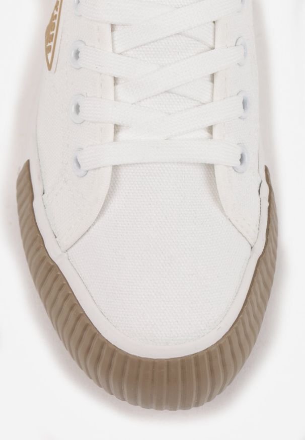 Renee - Biało-Beżowe Trampki VICES na Żłobionej Platformie Zdobione Trójkątną Aplikacją Lorerina. Nosek buta: okrągły. Zapięcie: sznurówki. Kolor: biały. Materiał: materiał. Wzór: aplikacja. Obcas: na platformie. Wysokość obcasa: niski