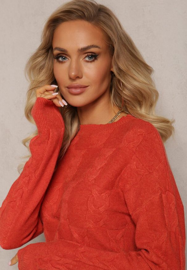 Renee - Pomarańczowy Warkoczowy Sweter z Długim Rękawem i Ściągaczami Kaviss. Kolor: pomarańczowy. Materiał: dzianina. Długość rękawa: długi rękaw. Długość: długie. Wzór: ze splotem. Styl: klasyczny