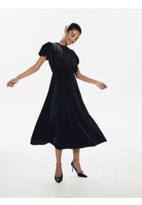 Reserved - Welurowa sukienka midi - czarny. Kolor: czarny. Materiał: welur. Długość: midi