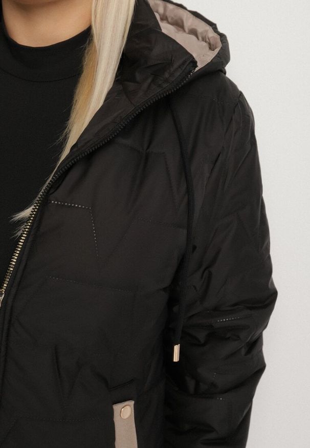 Born2be - Czarna Pikowana Kurtka o Prostym Kroju z Kapturem Tulorisa. Okazja: na spacer, na co dzień. Typ kołnierza: kaptur. Kolekcja: plus size. Kolor: czarny. Materiał: jeans. Wzór: aplikacja. Styl: klasyczny, casual, elegancki
