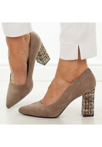 J.Brązowe mix czółenka damskie na słupku Sergio Leone Pb216. Okazja: na wesele, na spotkanie biznesowe, na ślub cywilny. Kolor: brązowy. Materiał: zamsz. Szerokość cholewki: normalna. Sezon: wiosna, jesień. Styl: klasyczny, biznesowy, elegancki #1