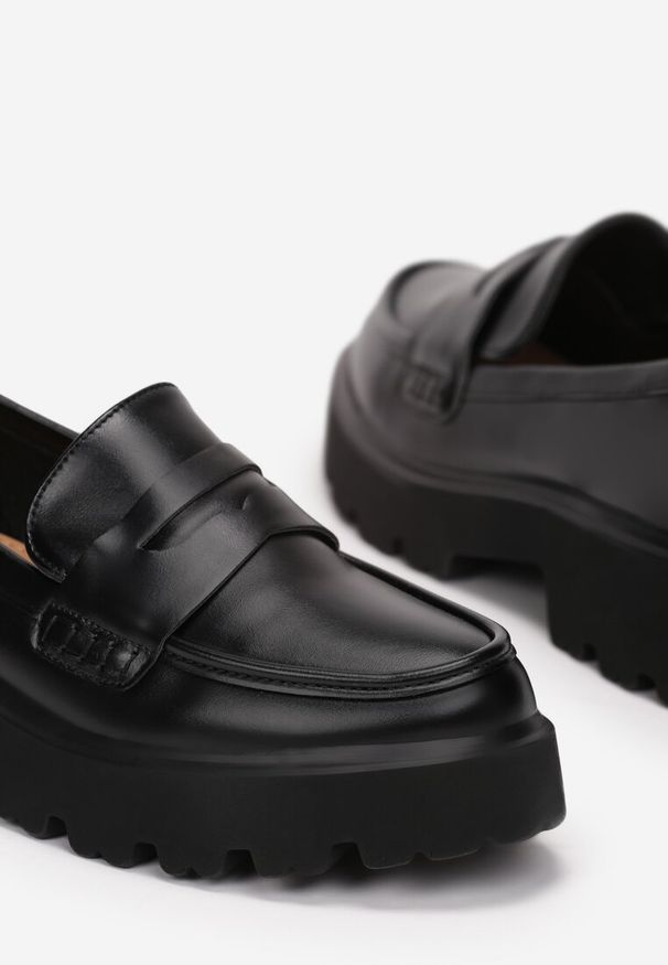 Born2be - Czarne Mokasyny Warke. Okazja: na co dzień. Nosek buta: okrągły. Kolor: czarny. Materiał: zamsz. Wzór: aplikacja, jednolity. Styl: casual