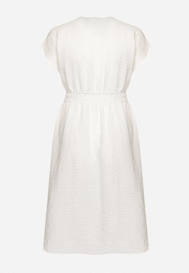 Born2be - Biała Lniana Sukienka o Rozkloszowanym Kroju z Gumką w Talii Ageronna. Okazja: na co dzień. Typ kołnierza: dekolt w kształcie V. Kolor: biały. Materiał: len. Długość rękawa: krótki rękaw. Sezon: lato. Typ sukienki: rozkloszowane. Styl: casual, klasyczny, elegancki