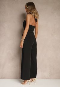 Renee - Czarny Kombinezon o Taliowanym Kroju z Dekoltem Halter i Wiązanym Paskiem Malisena. Okazja: na co dzień, na imprezę, na randkę. Kolor: czarny. Styl: elegancki, casual