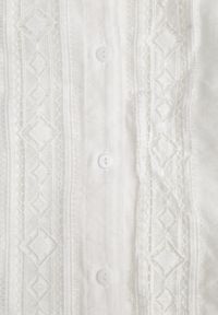 Renee - Biała Koszula ze Stójką i Koronką Phaeninca. Okazja: na co dzień. Typ kołnierza: kołnierzyk stójkowy. Kolor: biały. Materiał: koronka. Wzór: koronka. Styl: elegancki, casual #7