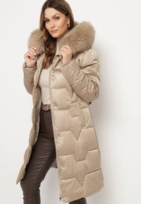 Born2be - Beżowa Pikowana Kurtka o Długim Kroju Ozdobiona Paskiem i Odpinanym Futerkiem Milirra. Okazja: na spacer. Kolor: brązowy. Materiał: futro. Długość: długie. Wzór: aplikacja. Styl: elegancki, wizytowy #3