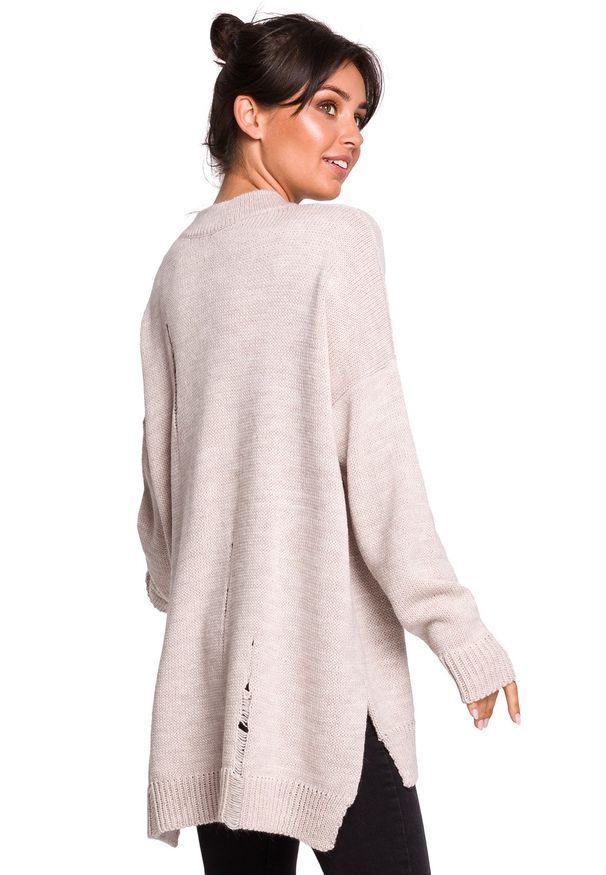 BE Knit - Sweter oversize z ozdobnymi dziurami i dodatkiem wełny. Typ kołnierza: dekolt w kształcie V. Materiał: wełna. Długość rękawa: długi rękaw. Długość: długie