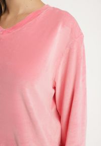 Born2be - Jasnoróżowy Welurowy Komplet Dresowy Bluza z Trójkątnym Dekoltem i Spodnie z Kieszeniami Onchia. Kolor: różowy. Materiał: dresówka, welur #7