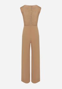 Born2be - Beżowy Kombinezon bez Rękawów z Metaliczną Ozdobą i Prostymi Nogawkami Karivalle. Okazja: na co dzień. Kolor: beżowy. Długość rękawa: bez rękawów. Wzór: aplikacja. Styl: klasyczny, casual, elegancki #6