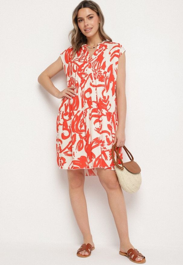 Born2be - Pomarańczowa Bawełniana Sukienka z Abstrakcyjnym Wzorem Lioraia. Okazja: na co dzień. Typ kołnierza: dekolt w kształcie V. Kolor: pomarańczowy. Materiał: bawełna. Długość rękawa: krótki rękaw. Typ sukienki: proste. Styl: casual, elegancki