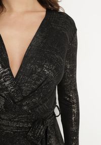 Born2be - Czarno-Złoty Kopertowy Kombinezon z Wiskozą Zdobiony Wiązanym Paskiem Nalissa. Okazja: na co dzień. Kolor: czarny. Materiał: wiskoza. Długość: długie. Wzór: aplikacja. Styl: elegancki, casual #7