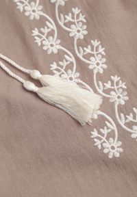 Renee - Beżowa Rustykalna Bluzka z Bawełny Zdobiona Haftem i Sznurkiem z Chwostami Marytea. Kolor: beżowy. Materiał: bawełna. Wzór: haft, aplikacja. Sezon: wiosna, lato. Styl: boho, elegancki #3