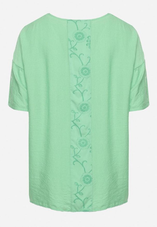 Born2be - Zielony Wiskozowy T-shirt Koszulka z Krótkim Rękawem Podwijanym i Haftem na Plecach Mleoria. Kolor: zielony. Materiał: wiskoza. Długość rękawa: krótki rękaw. Długość: krótkie. Wzór: haft