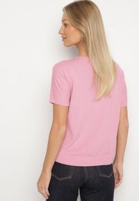 Born2be - Różowy Dzianinowy T-shirt z Dekoltem w Kształcie Litery V Fenima. Okazja: na spotkanie biznesowe, do pracy, na co dzień. Typ kołnierza: dekolt w kształcie V. Kolor: różowy. Materiał: dzianina. Styl: biznesowy, klasyczny, casual #6