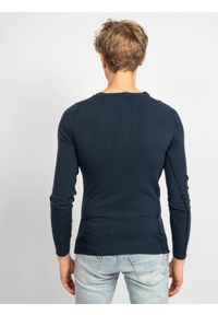 Trussardi Jeans - Trussardi Sweter "Serafino" | U11TRC0045 / Serafino | Mężczyzna | Granatowy. Okazja: na co dzień. Kolor: niebieski. Materiał: poliamid, wiskoza. Długość rękawa: długi rękaw. Długość: długie. Wzór: aplikacja. Styl: casual