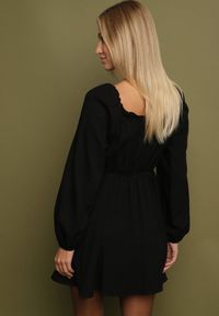 Born2be - Czarna Sukienka Hiszpanka Vices z Gorsetową Talią i Bufiastymi Rękawami Resana. Okazja: na co dzień. Typ kołnierza: dekolt gorset, dekolt hiszpanka. Kolor: czarny. Materiał: bawełna. Typ sukienki: gorsetowe. Styl: casual #5