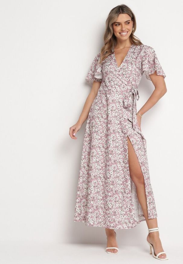 Born2be - Różowa Sukienka Aluva. Okazja: na co dzień. Kolor: różowy. Materiał: materiał, tkanina, wiskoza. Wzór: kwiaty, nadruk, aplikacja. Typ sukienki: kopertowe, proste. Styl: casual. Długość: maxi