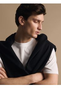 Reserved - T-shirt regular z interlokowym splotem - biały. Kolor: biały. Materiał: dzianina. Wzór: ze splotem