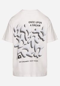 Born2be - Biało-Niebieski Bawełniany T-shirt z Napisami Hallena. Okazja: na co dzień, na spotkanie biznesowe. Kolor: biały. Materiał: bawełna. Wzór: napisy. Styl: biznesowy, klasyczny, elegancki, casual #3