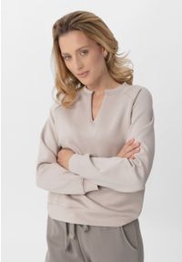 Volcano - Bluza z dekoltem w serek B-KAYA. Okazja: na co dzień. Typ kołnierza: dekolt w serek. Kolor: beżowy. Materiał: poliester, elastan, materiał, jeans, wiskoza. Długość rękawa: raglanowy rękaw. Wzór: gładki. Styl: klasyczny, casual, elegancki #1