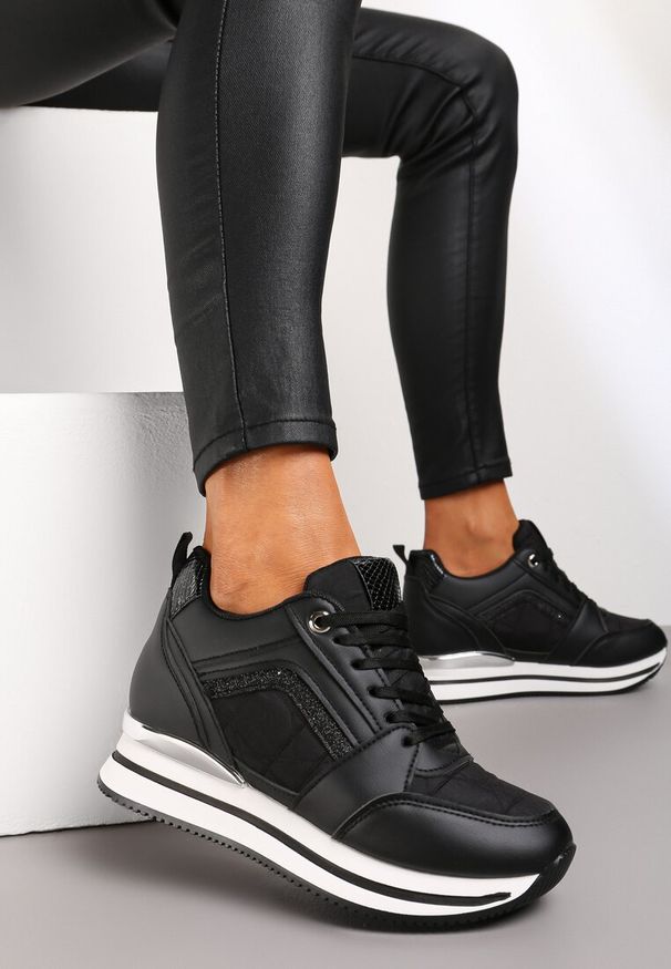 Renee - Czarne Sneakersy na Ukrytym Koturnie Ozdobione Brokatem i Metaliczną Wstawką Infora. Nosek buta: okrągły. Zapięcie: sznurówki. Kolor: czarny. Materiał: materiał. Wzór: aplikacja. Obcas: na koturnie. Wysokość obcasa: średni