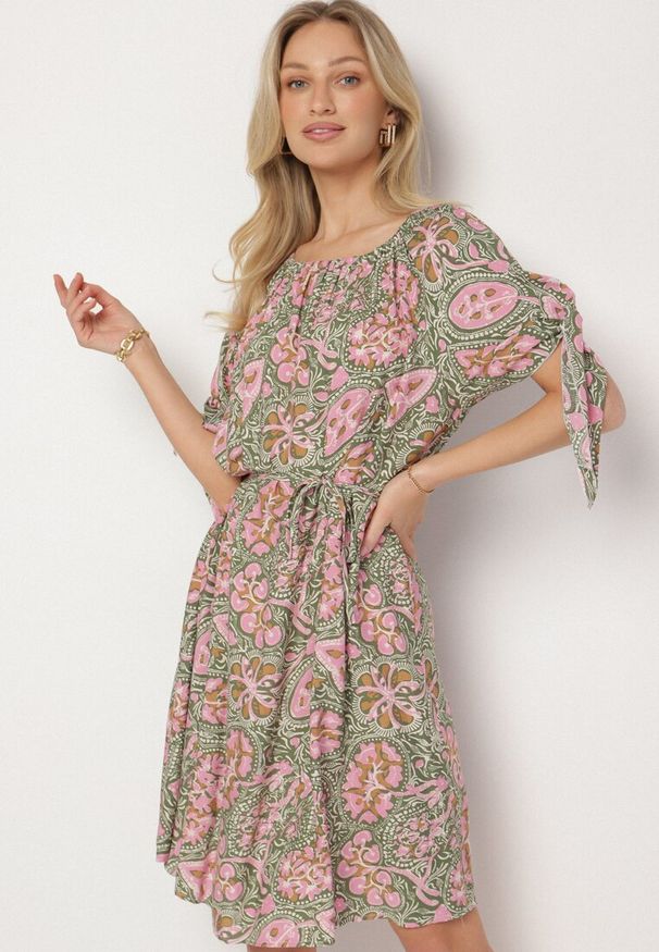 Born2be - Różowa Sukienka z Bawełny z Okrągłym Dekoltem i Wiązaniem w Pasie Tosaria. Okazja: na co dzień. Kolor: różowy. Materiał: bawełna. Sezon: lato. Styl: casual, elegancki