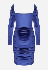 Born2be - Niebieska Dopasowana Welurowa Sukienka Ozdobiona Marszczeniem Sopaliae. Kolor: niebieski. Materiał: welur. Długość rękawa: długi rękaw. Wzór: aplikacja. Styl: klasyczny #2