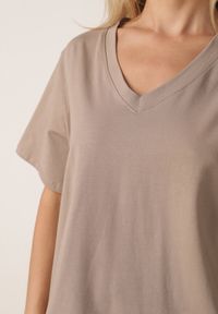 Born2be - Beżowy T-shirt z Bawełny z Trójkątnym Dekoltem Siliphe. Okazja: do pracy, na co dzień, na spotkanie biznesowe. Kolor: beżowy. Materiał: bawełna. Styl: elegancki, biznesowy, casual #3
