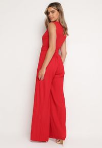 Born2be - Czerwony Kombinezon z Kopertową Górą i Szerokimi Nogawkami z Paskiem z Metalową Klamrą Lancilla. Okazja: na spotkanie biznesowe. Kolor: czerwony. Długość: długie. Styl: elegancki, biznesowy #7