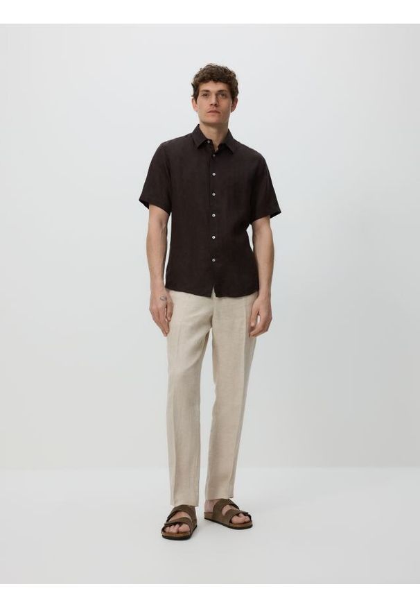 Reserved - Lniana koszula slim fit - ciemnobrązowy. Kolor: brązowy. Materiał: len