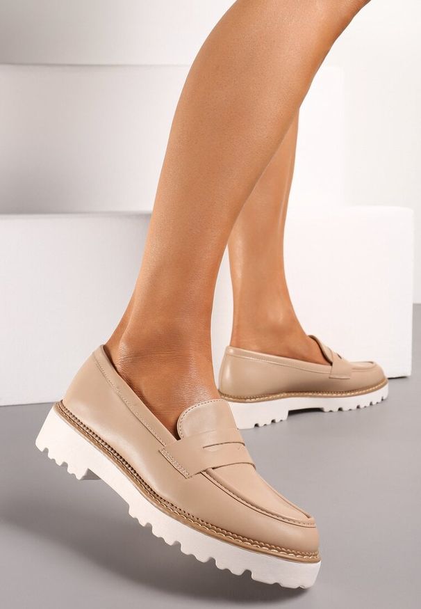 Born2be - Beżowe Płaskie Mokasyny z Ozdobnymi Przeszyciami i Paskiem Amavirla. Okazja: na co dzień, na spotkanie biznesowe, do pracy. Zapięcie: pasek. Kolor: beżowy. Styl: elegancki, klasyczny, biznesowy, wizytowy, casual