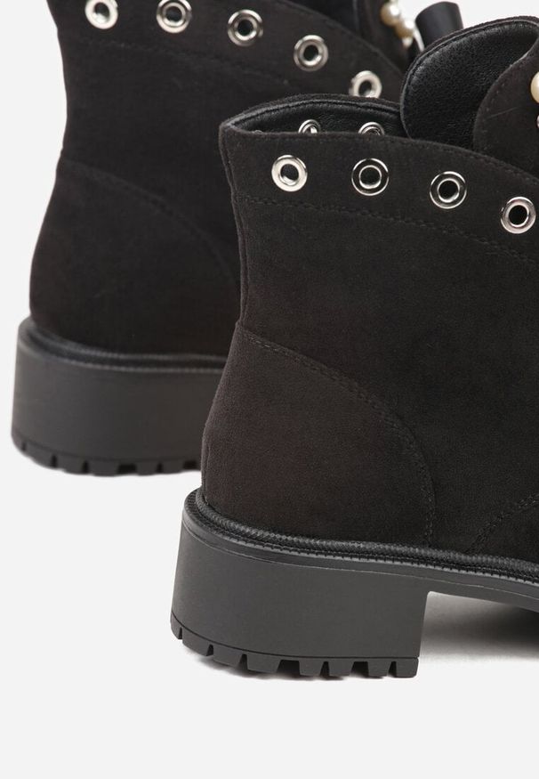 Born2be - Czarne Botki z Imitacji Zamszu z Językiem Ozdobionym Perełkami i Cyrkoniami Jovirra. Okazja: na co dzień. Kolor: czarny. Materiał: zamsz. Wzór: aplikacja. Styl: casual, rockowy, elegancki