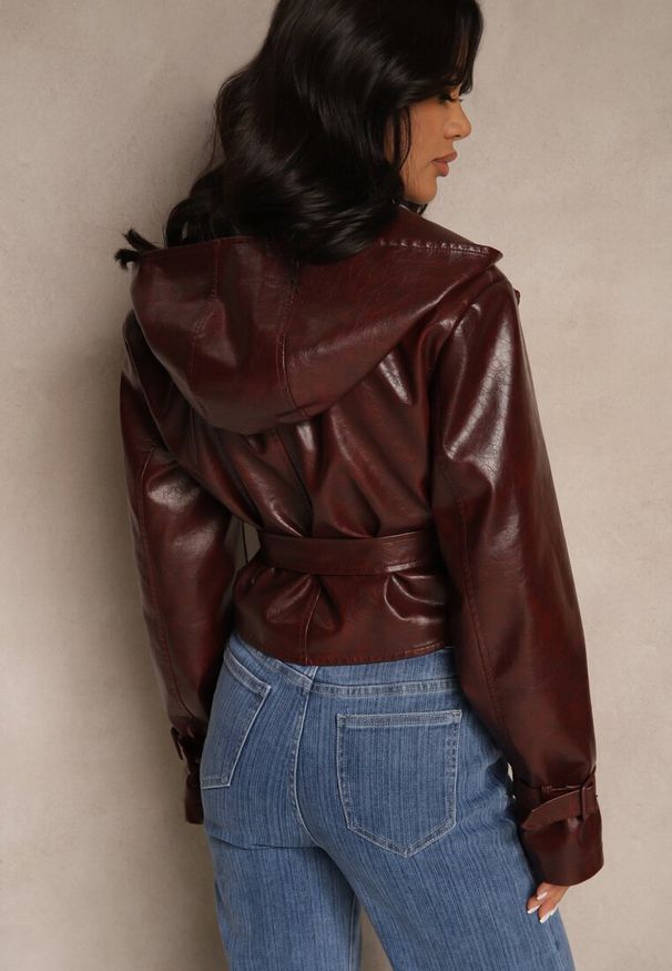 Renee - Bordowa Kurtka z Ekoskóry o Krótkim Kroju w Stylu Trencza z Paskiem i Kapturem Nilassiela. Okazja: na co dzień. Kolor: czerwony. Materiał: bawełna. Długość: krótkie. Wzór: paski. Styl: casual