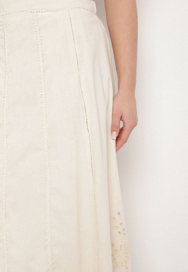 Born2be - Beżowa Bawełniana Spódnica o Rozkloszowanym Kroju Zdobiona Haftem Tolirela. Okazja: na co dzień, do pracy. Kolor: beżowy. Materiał: bawełna. Wzór: aplikacja, haft. Styl: klasyczny, casual, elegancki