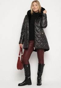 Born2be - Czarna Pikowana Kurtka z Kapturem i Futrzaną Wyściółką Navea. Okazja: na spotkanie biznesowe, do pracy, na co dzień. Typ kołnierza: kaptur. Kolekcja: plus size. Kolor: czarny. Materiał: futro. Wzór: ze splotem. Styl: casual, biznesowy #5