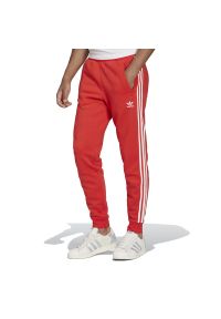 Adidas - Spodnie adidas Originals Adicolor Classics 3-Stripes HF2100 - czerwone. Kolor: czerwony. Materiał: bawełna, guma, poliester, dresówka. Wzór: aplikacja #1