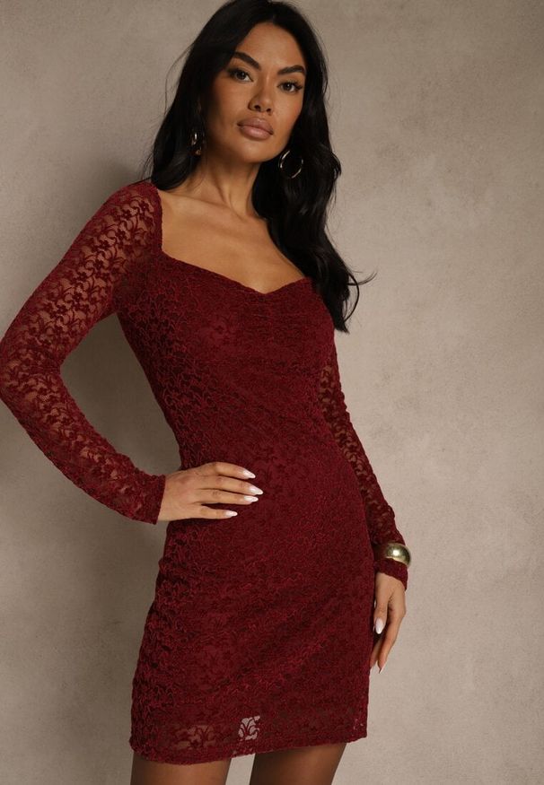 Renee - Bordowa Dopasowana Sukienka z Koronki z Kwadratowym Dekoltem Uwedia. Okazja: na randkę. Typ kołnierza: dekolt kwadratowy. Kolor: czerwony. Materiał: koronka. Długość rękawa: długi rękaw. Wzór: koronka