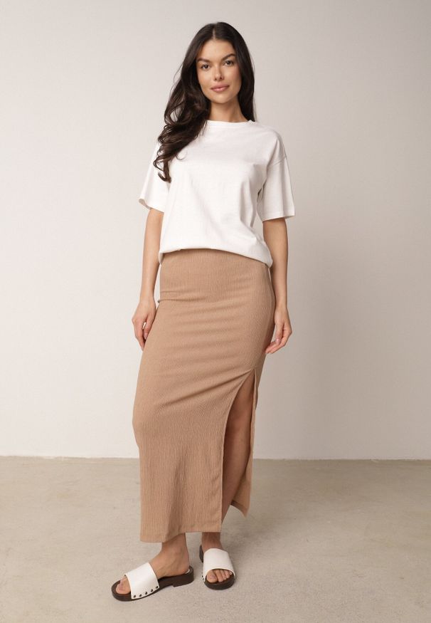 Born2be - Ciemnobeżowa Prosta Spódnica z Rozcięciem z Boku ze Strukturalnej Tkaniny Orinelin. Okazja: do pracy, na co dzień. Kolor: beżowy. Materiał: tkanina. Długość: długie. Styl: elegancki, casual