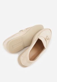 Renee - Beżowe Mokasyny z Imitacji Zamszu Zdobione Zawieszką i Przeszyciem Aezoris. Okazja: na co dzień. Kolor: beżowy. Materiał: zamsz. Wzór: aplikacja. Styl: casual, elegancki #9