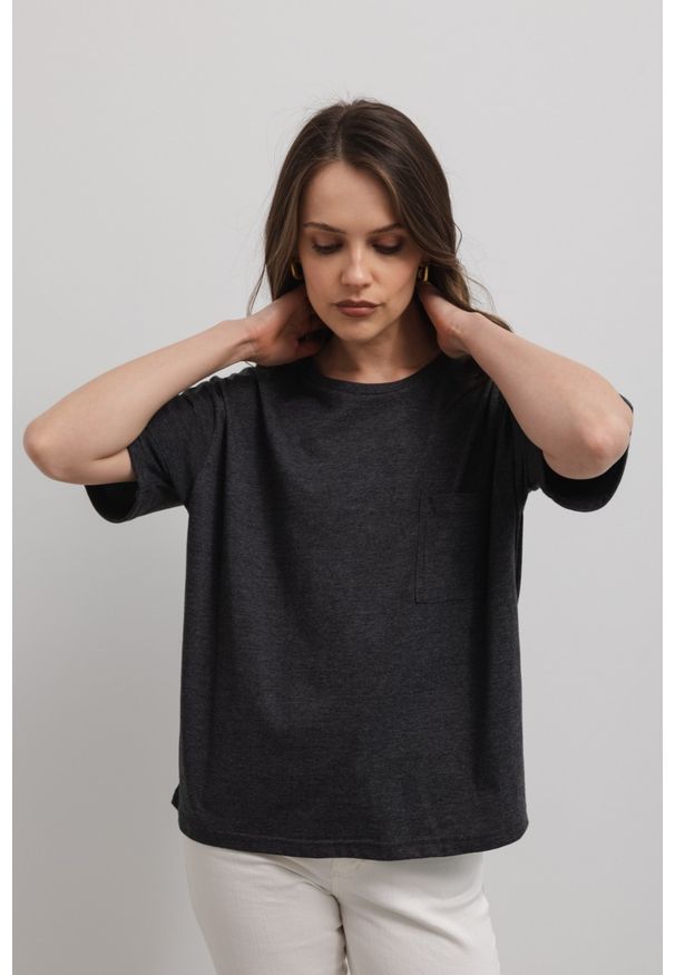 Marsala - T-shirt damski w kolorze grafitowym z kieszonką SPLIT GRAPHITE BY MARSALA. Kolor: szary. Materiał: jeans, bawełna. Długość rękawa: krótki rękaw. Długość: krótkie