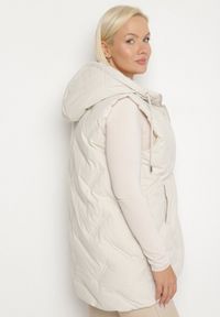 Born2be - Biała Przejściowa Kamizelka z Pikowanymi Przeszyciami i Kapturem Fesolira. Okazja: na co dzień. Kolekcja: plus size. Kolor: biały. Materiał: jeans. Styl: sportowy, casual #6